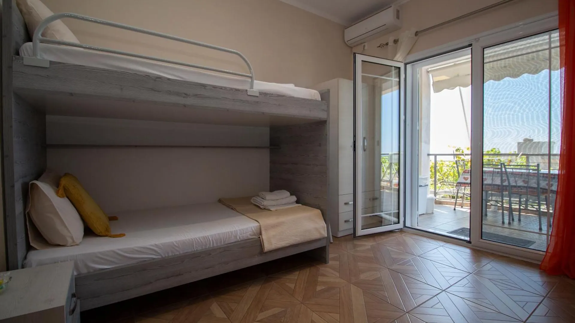 Dagos Rooms Дхерми